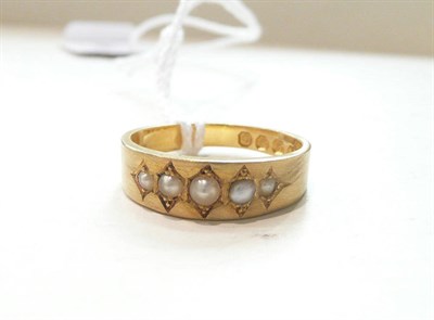 Lot 250 - An 18ct gold seed pearl set ring