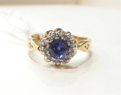 Lot 258 - An 18ct gold sapphire and diamond cluster ring