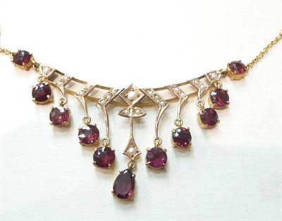 Lot 261 - A garnet and seed pearl necklace