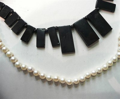 Lot 298 - A jet necklace and a cultured pearl necklace