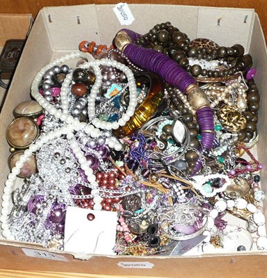 Lot 313 - A box of costume jewellery