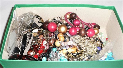 Lot 315 - A box of costume jewellery