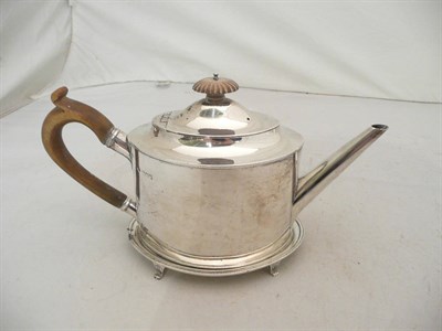 Lot 371 - A silver teapot and stand, 18oz