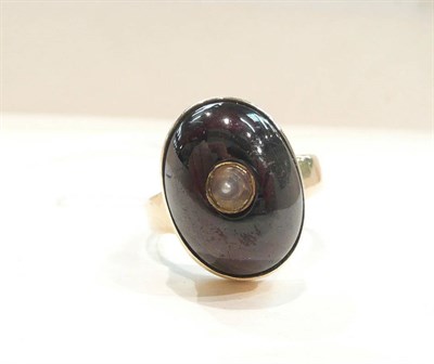 Lot 403 - A garnet and half pearl ring stamped '9CT'