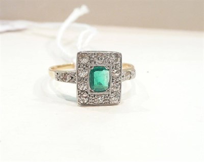 Lot 423 - An emerald and diamond cluster ring