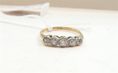 Lot 424 - A diamond five stone ring