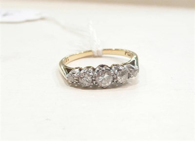 Lot 439 - A graduated diamond five stone ring