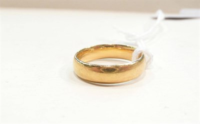 Lot 444 - A 22ct gold band ring