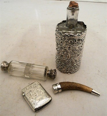 Lot 475 - Silver Vesta; double scent; scent bottle and horn snuff