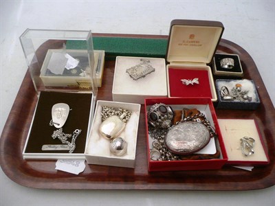 Lot 531 - Assorted silver jewellery, including; brooches, lockets etc.