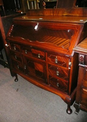 Lot 711 - Inlaid mahogany bureau