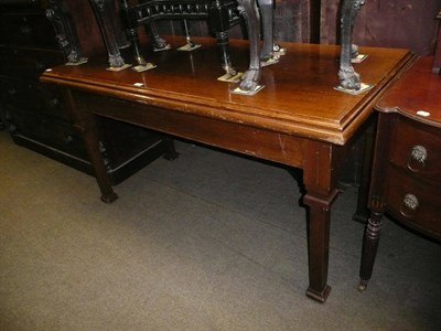 Lot 727 - An early 20th century oak centre table