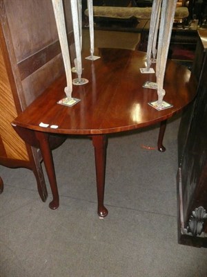 Lot 730 - A mahogany drop leaf table