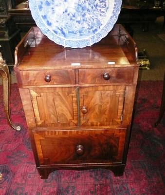 Lot 760 - Mahogany night stand