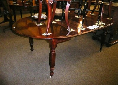 Lot 823 - Small extending drop leaf dining table and two leaves