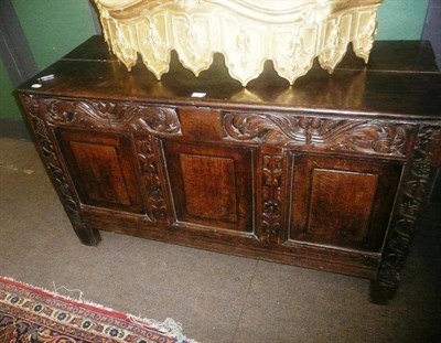 Lot 860 - Oak coffer