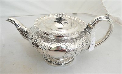Lot 77 - A Victorian silver teapot, 26.5 oz