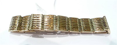 Lot 109 - 9ct gold gate bracelet