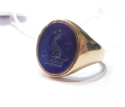 Lot 118 - A lapis lazuli seal signet ring