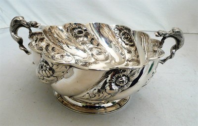 Lot 197 - Silver bowl with serpent handles, London assay 23 oz