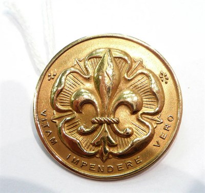 Lot 274 - An 18ct gold brooch/badge cast with a fleur-de-lys (possibly Scouting Movement) over a...