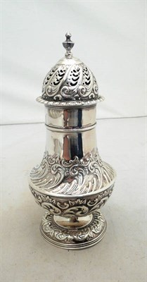 Lot 323 - A silver caster, Sheffield, 7oz