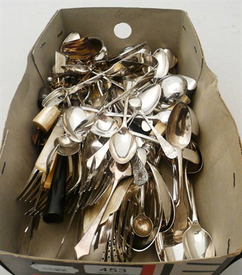 Lot 453 - Assorted plated flatwares, silver teaspoons, silver thimbles, jewellery etc