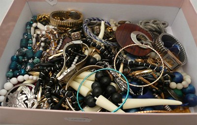 Lot 460 - Quantity of costume jewellery