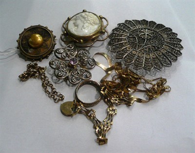 Lot 50 - Broken gold jewellery, brooches etc