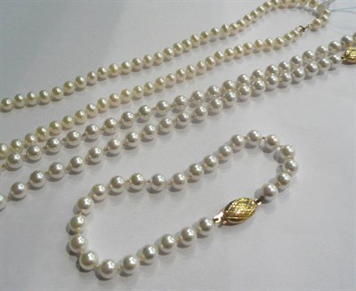 Lot 51 - A strand of cultured pearls and a bracelet and necklace set of simulated pearls to clasps...