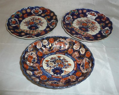 Lot 97 - A Japanese Imari bowl and a pair of Imari plates