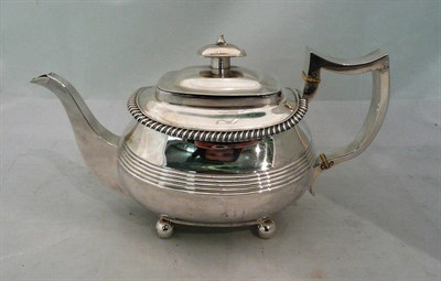 Lot 130 - A Georgian silver teapot with silver handle, 20.5oz approx