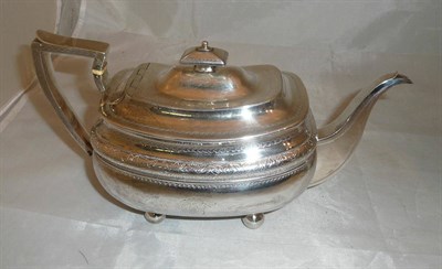 Lot 165 - A Georgian silver teapot, 19.5oz approx