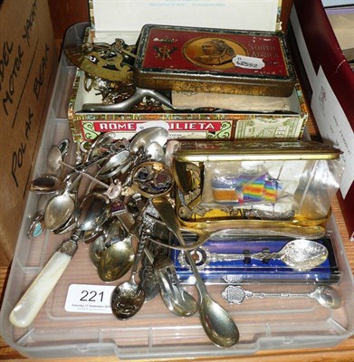 Lot 221 - 1914 Christmas tin, medals, plated teaspoons, banknotes, cap badges, etc