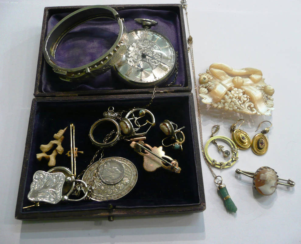 Lot 47 - A small collection of assorted jewellery including a gent's pocket watch, two brooches,...