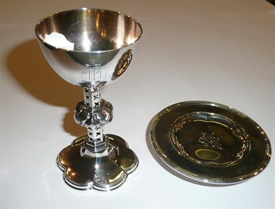 Lot 52 - A Victorian travelling chalice and patten, 1849, 3oz approximately