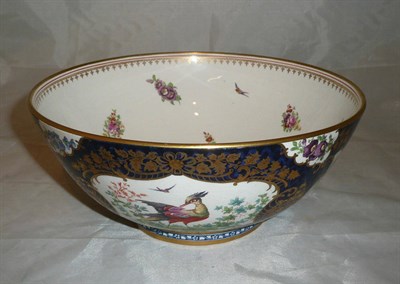 Lot 96 - A Samson? pottery bowl painted with sprigs of flowers and birds in the Derby style