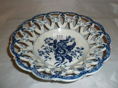 Lot 310 - A Worcester blue and white chestnut dish *