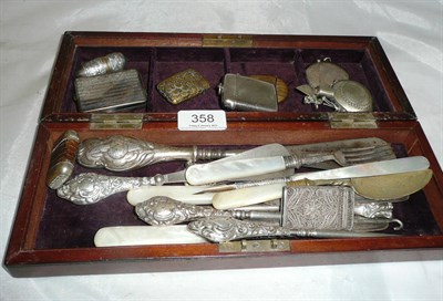 Lot 358 - Silver handled shoe horns, button hooks and silver and plated vestas *