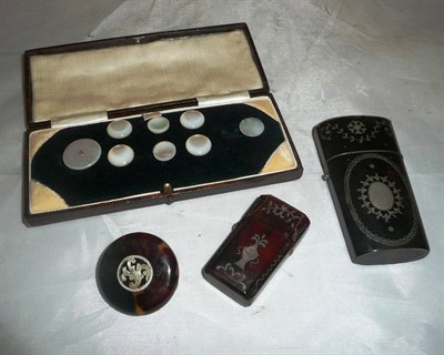 Lot 363 - Mother of pearl dress studs, tortoiseshell brooch and two tortoiseshell etui *