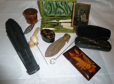 Lot 370 - Box of sewing items, thimbles, a fan, spectacles etc *