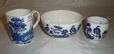 Lot 374 - 18th century Worcester blue and white tea bowl, matching coffee can and Worcester mug (a.f.) *