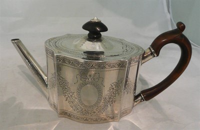 Lot 383 - An early Victorian tea pot, 11oz