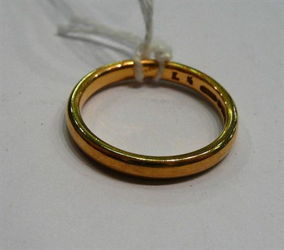 Lot 401 - A 22ct gold wedding band