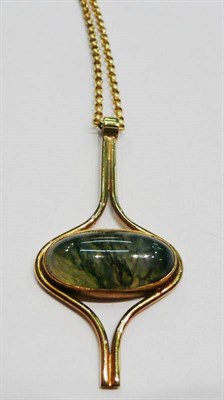 Lot 402 - A 9ct gold moss agate pendant on a chain