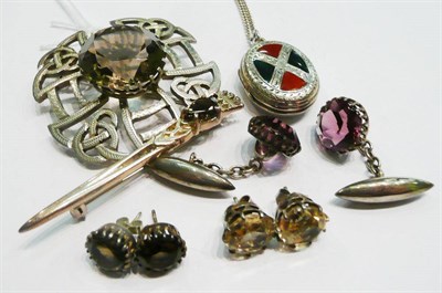 Lot 427 - A Scottish silver quartz brooch, a hardstone set locket, a dirk brooch, two pairs of earrings,...