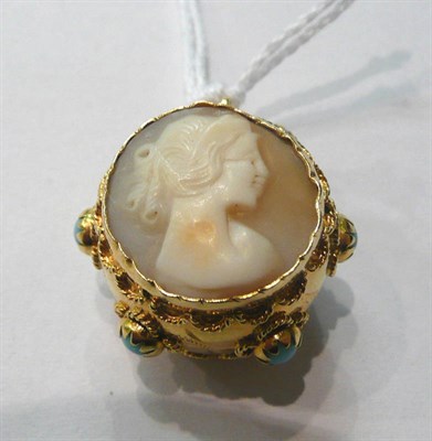 Lot 96 - A double cameo pendant with turquoise inset mount