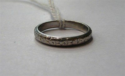 Lot 104 - A floral engraved band ring, stamped 'PLATINUM'