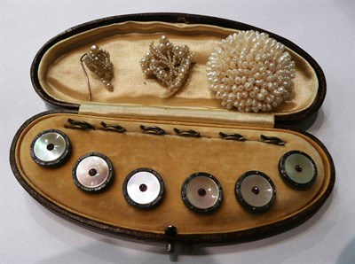 Lot 116 - A set of cased buttons, two seed pearl brooches and a single earring