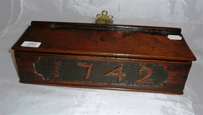 Lot 292 - An oak candle box